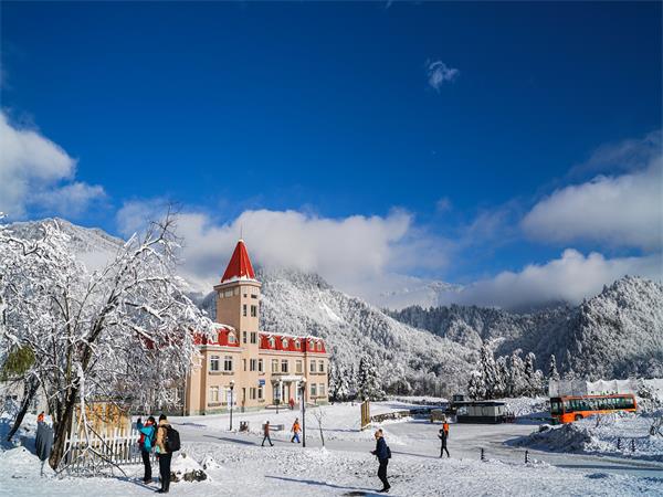 成都→专车接机 酒店→自由活动【西岭雪山】景区内最高峰庙基岭海拔